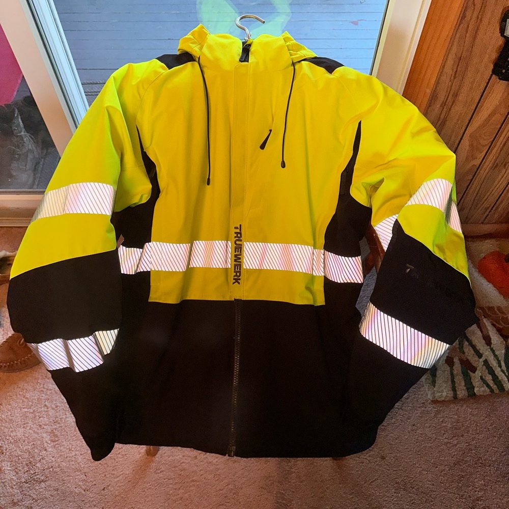 This Truewerk S4 tower parka is in excellent condition.